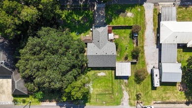 This beautifully maintained 2,139 sq. ft. home offers 3 bedrooms - photo 2