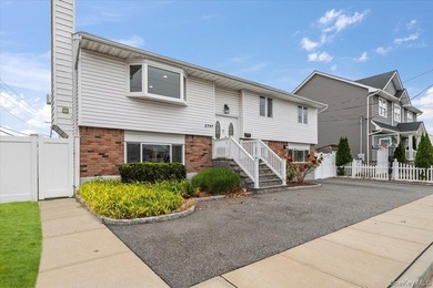 Waterfront Living in the Heart of Bellmore! Welcome to this - photo 2