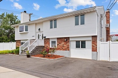 Waterfront Living in the Heart of Bellmore! Welcome to this - photo 3