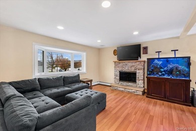 Waterfront Living in the Heart of Bellmore! Welcome to this - photo 4