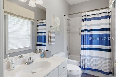 Beautiful and bright 3BR 3BA. End unit. Spacious & inviting - photo 21