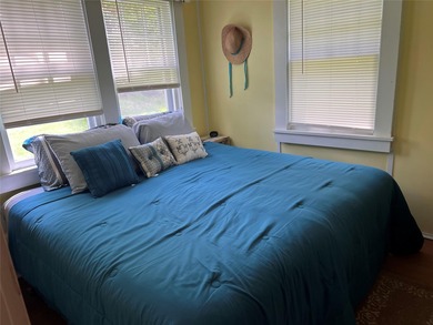 Well maintained move in ready original cabin in the desirable - photo 16