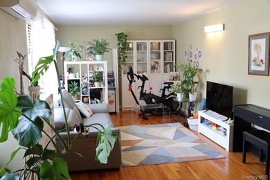 Beautiful Top-Floor Garden Apartment in Prime Kew Garden Hills - photo 1