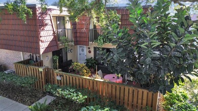 (private lake, pond, coastal) Townhome/Townhouse Sale Pending in Palm Harbor Florida