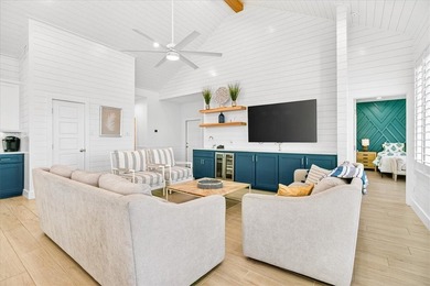 Exquisite home with a coastal flair located in the popular Royal - photo 3