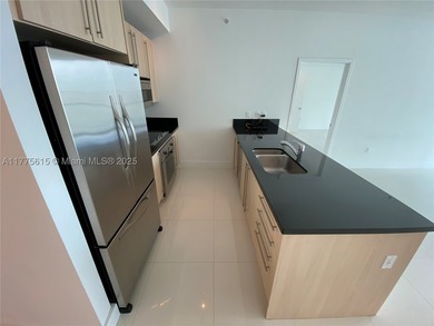 Beautiful 2/2 + extra den/office and 2 assigned parking spaces - photo 2