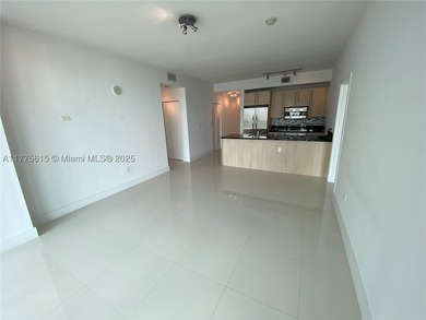 Beautiful 2/2 + extra den/office and 2 assigned parking spaces - photo 3