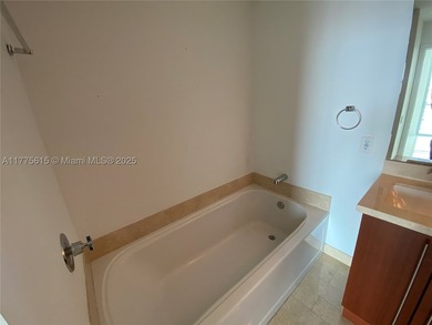 Beautiful 2/2 + extra den/office and 2 assigned parking spaces - photo 4