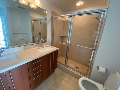Beautiful 2/2 + extra den/office and 2 assigned parking spaces - photo 5
