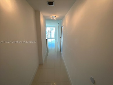 Beautiful 2/2 + extra den/office and 2 assigned parking spaces - photo 7
