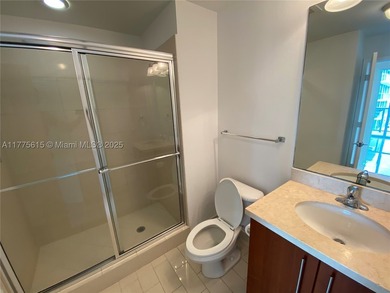 Beautiful 2/2 + extra den/office and 2 assigned parking spaces - photo 8
