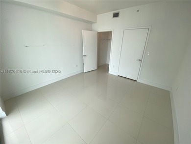 Beautiful 2/2 + extra den/office and 2 assigned parking spaces - photo 10