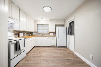 Welcome Home! Clean, simple, and move-in ready, this 3-bedroom - photo 4