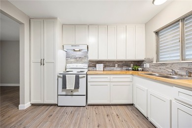 Welcome Home! Clean, simple, and move-in ready, this 3-bedroom - photo 5