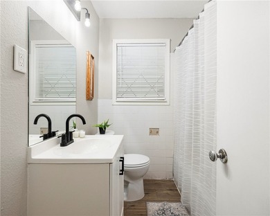 Welcome Home! Clean, simple, and move-in ready, this 3-bedroom - photo 7