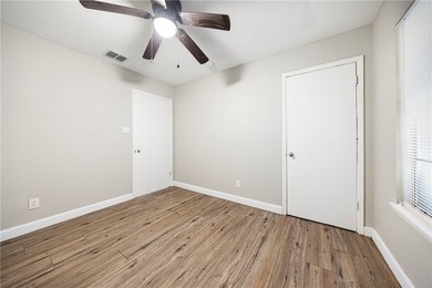 Welcome Home! Clean, simple, and move-in ready, this 3-bedroom - photo 8