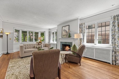 Welcome to a truly special home on a beautiful tree-lined street - photo 11