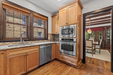 Welcome to a truly special home on a beautiful tree-lined street - photo 13