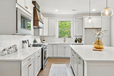 Welcome to the Oxford by GreenTech Homes, where timeless design - photo 13