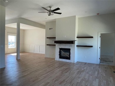 The Silverthorne 2.0 is a spacious 4 bedroom/3bathroom reverse 1 - photo 3