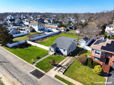 Welcome to this sun-drenched, impeccably maintained 3-bedroom, 2 - photo 15