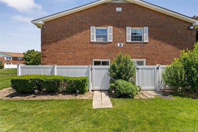 Welcome to Stony Hollow, a fabulous gated community where - photo 3