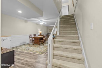 Beautifully maintained 3-bedroom, 2.5-bath townhouse located in - photo 2