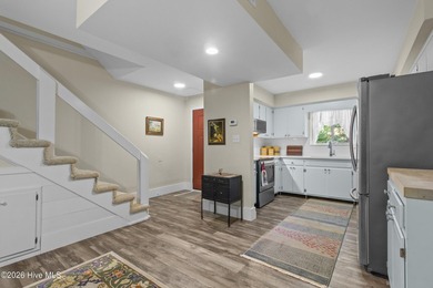 Beautifully maintained 3-bedroom, 2.5-bath townhouse located in - photo 3