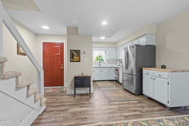 Beautifully maintained 3-bedroom, 2.5-bath townhouse located in - photo 4