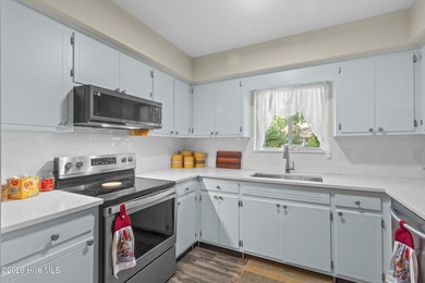 Beautifully maintained 3-bedroom, 2.5-bath townhouse located in - photo 5