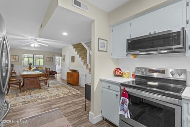 Beautifully maintained 3-bedroom, 2.5-bath townhouse located in - photo 6