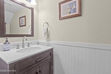 Beautifully maintained 3-bedroom, 2.5-bath townhouse located in - photo 9