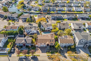 This expansive custom 3000sf renovated home with Central Air - photo 1