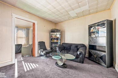 Fully detached single-family home in a prime location. Three - photo 3