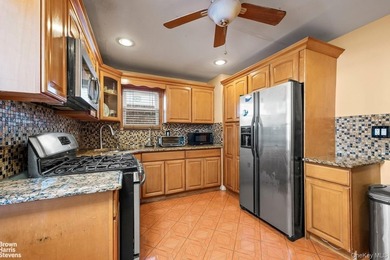 Fully detached single-family home in a prime location. Three - photo 5