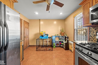 Fully detached single-family home in a prime location. Three - photo 6