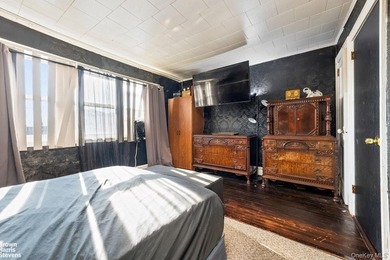 Fully detached single-family home in a prime location. Three - photo 9