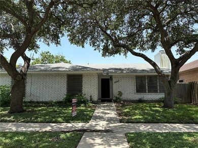 This 3 bedroom 2 bathroom home offers over 1900 square feet of - photo 1