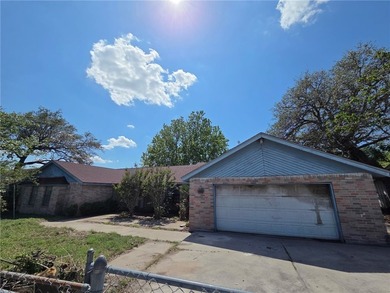Spacious 5-Bed/3-Bath Handyman Special in Prime Location- - photo 1