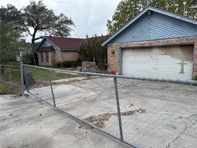 Spacious 5-Bed/3-Bath Handyman Special in Prime Location- - photo 2