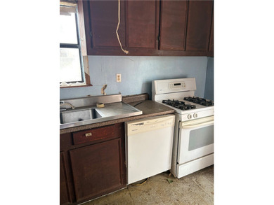 Spacious 5-Bed/3-Bath Handyman Special in Prime Location- - photo 5