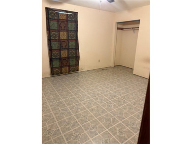 Spacious 5-Bed/3-Bath Handyman Special in Prime Location- - photo 7