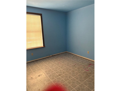 Spacious 5-Bed/3-Bath Handyman Special in Prime Location- - photo 8
