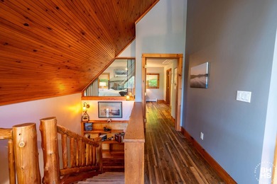 ''Hummingbird Lodge'' is offered for sale sold fully furnished - photo 15