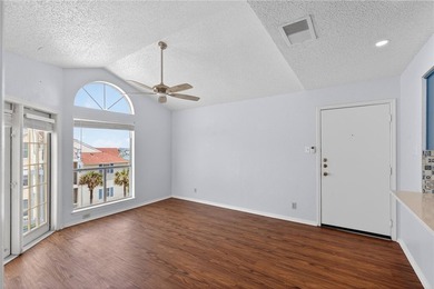 Charming and super clean 1-bedroom, 3rd-floor condo at Beach - photo 7