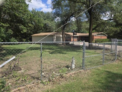 LOCATION, LOCATION! This spacious ranch-style home offers 4 - photo 3