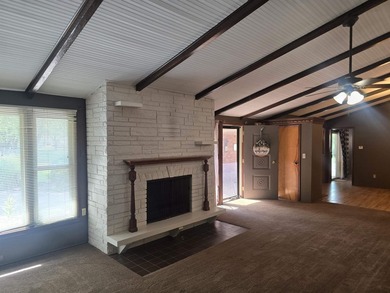 LOCATION, LOCATION! This spacious ranch-style home offers 4 - photo 7