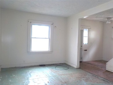 Looking for your next exciting project! This colonial style home - photo 5