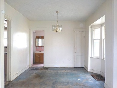 Looking for your next exciting project! This colonial style home - photo 6