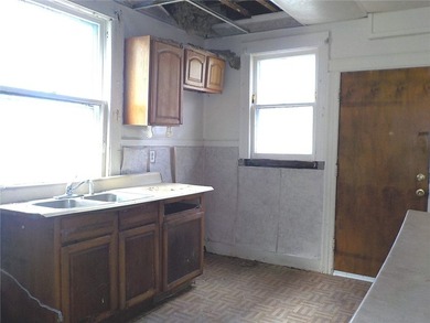 Looking for your next exciting project! This colonial style home - photo 7